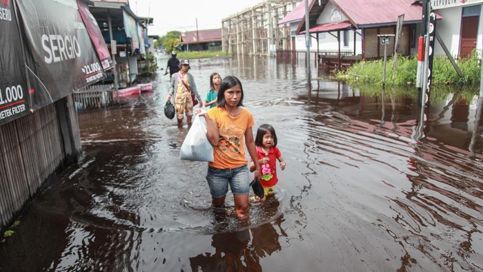 Sungai Meluap, 17 Kelurahan di Palangka Raya Terendam banjir Sejumlah warga berjalan di permukiman sekitar rumahnya yang terendam banjir di Jalan Mendawai Induk, Palangka Raya, Kalimantan Tengah, Kamis (17/11/2022). Curah hujan yang tinggi serta meluapnya Sungai Kahayan tersebut mengakibatkan 17 kelurahan di empat kecamatan di Kota Palangka Raya terendam banjir setinggi 30 hingga 60 centimeter sejak Senin (14/11/2022). ANTARA FOTO/Makna Zaezar/hp.