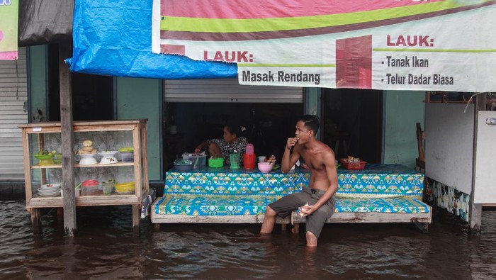 Sejumlah warga berjalan di permukiman sekitar rumahnya yang terendam banjir di Jalan Mendawai Induk, Palangka Raya, Kalimantan Tengah, Kamis (17/11/2022). Curah hujan yang tinggi serta meluapnya Sungai Kahayan tersebut mengakibatkan 17 kelurahan di empat kecamatan di Kota Palangka Raya terendam banjir setinggi 30 hingga 60 centimeter sejak Senin (14/11/2022). ANTARA FOTO/Makna Zaezar/hp.