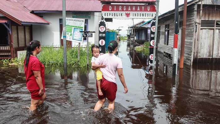 Sungai Meluap, 17 Kelurahan di Palangka Raya Terendam banjir Sejumlah warga berjalan di permukiman sekitar rumahnya yang terendam banjir di Jalan Mendawai Induk, Palangka Raya, Kalimantan Tengah, Kamis (17/11/2022). Curah hujan yang tinggi serta meluapnya Sungai Kahayan tersebut mengakibatkan 17 kelurahan di empat kecamatan di Kota Palangka Raya terendam banjir setinggi 30 hingga 60 centimeter sejak Senin (14/11/2022). ANTARA FOTO/Makna Zaezar/hp.