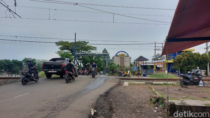 Tak ada korban dalam kecelakaan KRL bertabrakan dengan mobil jenis sedan di Jakbar. Kecelakaan hanya menyebabkan mobil rusak. (Rumondang Naibaho/detikcom)