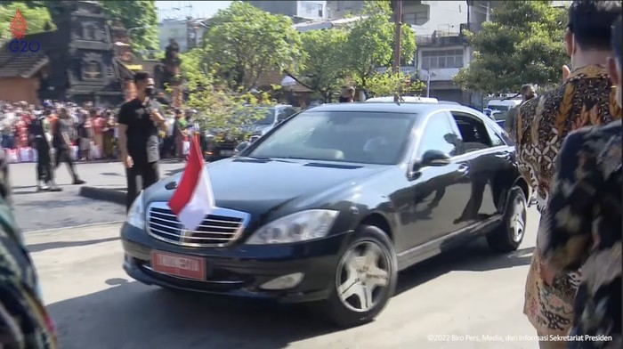 Tak Lagi Naik Mobil Listrik, Jokowi Kembali Naik Mercy Antipeluru