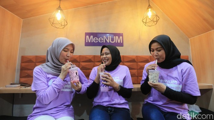 Outlet minuman kekinian MeeNUM, memberikan tampilan dan konsep barunya.