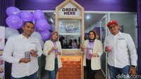 Adi Ardiantomo, Chief Financial Officer; Selva Marsentiani, Chief Business Development Officer; Fitria Mada, Chief Human Resource Officer; dan Widra Yoni, Chief Executive Officer Meenum Indonesia menunjukkan tampilan baru MeeNUM Indonesia dalam acara peresmian di outlet MeeNUM Galaxy, Kota Bekasi, Kamis (17/11/2022).
