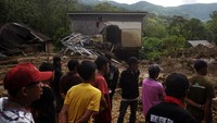 Bencana tanah longsor di Gowa menyebabkan tiga orang meninggal dunia dan empat lainnya hilang.