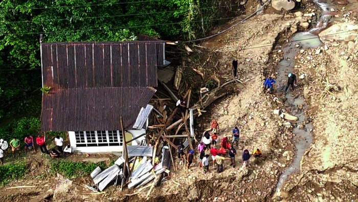 Seorang warga berjalan di sekitar rumah rusak akibat bencana tanah longsor di Desa Lonjoboko, Kabupaten Gowa, Sulawesi Selatan, Kamis (17/11/2022). Tanah longsor yang tejadi pada Rabu (16/11/2022) malam tersebut mengakibatkan sejumlah rumah rusak dan tujuh warga tertimbun material tanah longsor. ANTARA FOTO/Abriawan Abhe/foc.