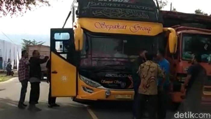 Tangkapan layar video penghulu melerai keributan dua sopir di Aceh.
