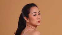 Dirinya dikenal publik karena penampilannya yang menawan meski sudah berumur 40-an tahun. (Foto: Instagram @himynameisernie)