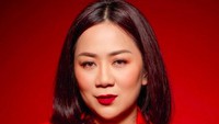Mengenakan pakaian serba merah, Tante Ernie tegaskan bukan untuk kampanye partai. Foto: Instagram