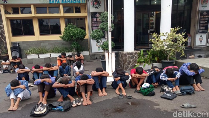 Sejumlah pelajar tertunduk saat diamankan usai terlibat tawuran di Cirebon.