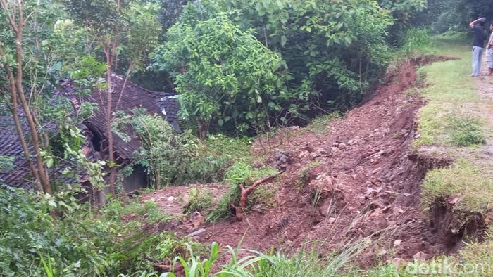 Tebing talut jalan di atas Dusun Bometen, Desa Ngandong, Kecamatan Gantiwarno, Klaten, yang longsor, Kamis (17/11/2022).
