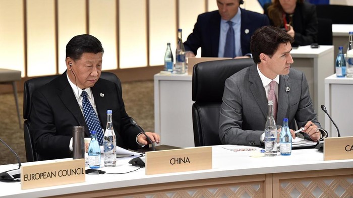 Presiden China Xi Jinping memarahi PM Kanada Justin Trudeau di sela-sela KTT G20 Bali. Meski begitu keduanya terlihat akrab di pertemuan-pertemuan sebelumnya.