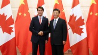 Presiden China Xi Jinping berjabat tangan dengan Perdana Menteri Kanada Justin Trudeau menjelang pertemuan di Diaoyutai State Guesthouse di Beijing pada 31 Agustus 2016. Trudeau sedang dalam kunjungan satu minggu ke Tiongkok dari 30 Agustus hingga 6 September dan juga akan menghadiri KTT G20 di Hangzhou. Wu Hong/AFP via Getty Images.