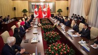 Justin Trudeau berbicara dengan Xi Jinping selama pertemuan di Wisma Negara Diaoyutai, Beijing pada 5 Desember 2017. Fred Dufour/AFP via Getty Images.
