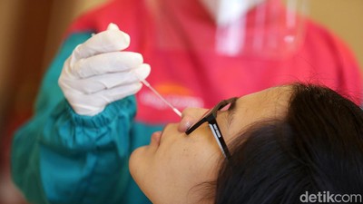 Tes Swab Terus Digalakkan di Tengah Meningkatnya Kasus COVID-19