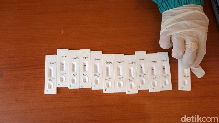 Tes Swab Terus Digalakkan di Tengah Meningkatnya Kasus COVID-19 Baru Sejumlah jurnalis menjalani test swab antigen di Kantor BPOM, Jakarta, Kamis (17/11/2022). Indonesia mencatat sebanyak 7.822 kasus baru COVID-19, Kamis (17/11/2022), Kasus aktif kini sebanyak 60.471 kasus.