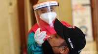  Petugas kesehatan melakukan tes swab terhadap warga untuk mencegah penyebaran COVID-19 di Kantor BPOM, Jakarta, Kamis (17/11/2022).