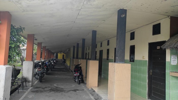 Tiba di sana, TKP lokasi penganiayaan anggota Badan Pemeliharaan Keamanan (Baharkam) Polri asal Kabupaten Baru, Provinsi Sulawesi Selatan itu nampak sepi dari luar. Beberapa menit kemudian, ada seorang perempuan memakai daster nampak menyapu di depan gerbang. Foto: I Wayan Sui Suadnyana