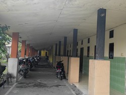 Tiba di sana, TKP lokasi penganiayaan anggota Badan Pemeliharaan Keamanan (Baharkam) Polri asal Kabupaten Baru, Provinsi Sulawesi Selatan itu nampak sepi dari luar. Beberapa menit kemudian, ada seorang perempuan memakai daster nampak menyapu di depan gerbang. Foto: I Wayan Sui Suadnyana