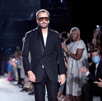 Menutup 2022, Tom Ford segera mengucapkan selamat tinggal kepada bisnisnya yang dibangun sejak era 1990-an setelah Estee Lauder sepakat untuk membelinya. Desainer sekaligus sutradara itu lantas mendadak tajir berkat kesepakatan bernilai US$ 2,8 miliar atau Rp 44 triliun itu. (Foto: Getty Images for NYFW: The Shows/Dimitrios Kambouris)