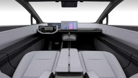 Geser ke bagian interior, menampilkan desain kabin ultra-modern dengan layar sentuh infotainment yang besar, dasbor minimalis, dan fitur pengisi daya nirkabel. Yang paling menarik ada di bagian setirnya. Sebab bentuknya tidak lazim, mirip setir pesawat terbang. Desain setir seperti itu sebelumnya sudah digunakan di model Lexus RZ 2023. Foto: Paultan