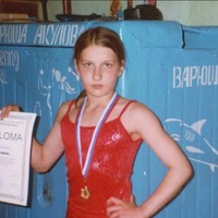 Varya Akulova pernah dijuluki Gadis Terkuat di Dunia di usia 10 tahun. Ia mendapat juluki Girl Hercules setelah berhasil membanting badan ayahnya sendiri yang beratnya mencapai 107 kg. Foto: Facebook