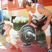 Sekilas Varya tidak terlihat bisa mengangkat orang yang empat kali lebih berat dari bobot tubuhnya. Kekuatan Varya bisa dibilang sebuah keajaiban karena ia tidak datang dari keluarga kaya yang menyediakan banyak makanan. Bahkan ketka itu Varya disebut sering makan mie dan air saja.Foto: Facebook