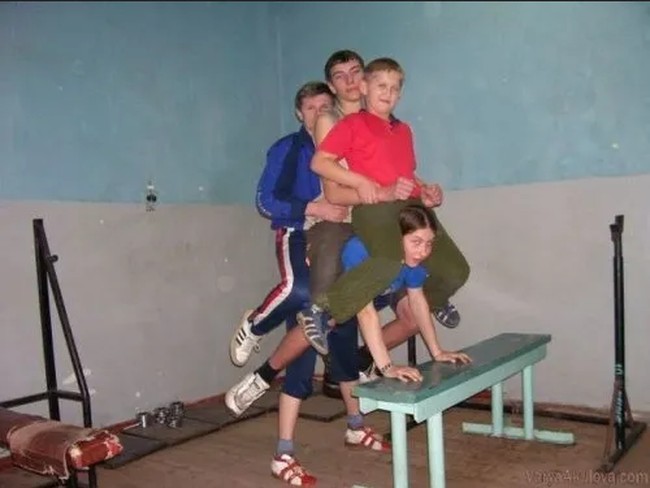 Varya Akulova memiliki fisik yang kuat memang bukan tanpa alasan. Ia disebut keturunan keluarga Akulov yang pernah menjaga Permaisuri Yekaterina II dari Rusia atau Catherine The Great. Varya yang disebut mewarisi kekuatan dari leluhurnya sudah mulai diikutkan dalam kompetisi angkat beban di usia tujuh tahun. Untuk alasan keamanan, kala itu Uri tidak membiarkan anaknya menggunakan semua kekuatan, hanya sekitar 75% saja.Foto: Dok. Varyaakulova.com