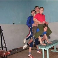 Varya Akulova memiliki fisik yang kuat memang bukan tanpa alasan. Ia disebut keturunan keluarga Akulov yang pernah menjaga Permaisuri Yekaterina II dari Rusia atau Catherine The Great. Varya yang disebut mewarisi kekuatan dari leluhurnya sudah mulai diikutkan dalam kompetisi angkat beban di usia tujuh tahun. Untuk alasan keamanan, kala itu Uri tidak membiarkan anaknya menggunakan semua kekuatan, hanya sekitar 75% saja.Foto: Dok. Varyaakulova.com