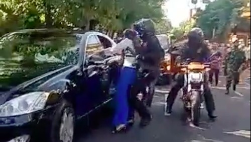 Viral wanita di Bali terobos Paspampres untuk salaman dan minta kaus dari Jokowi (Tangkapan video viral)