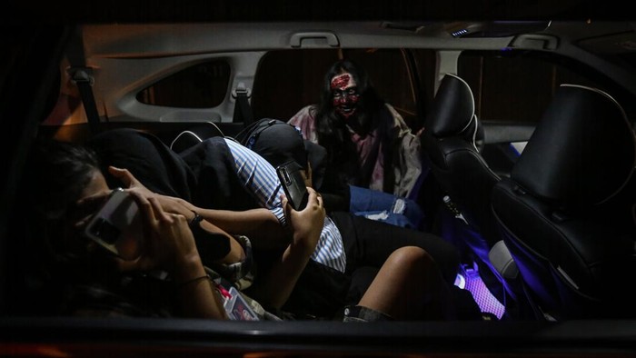 WAHANA MISTERI MENGGUNAKAN MOBIL Di kawasan Pesona Square, Depok, Jawa Barat, ada lho wahana drive thru dengan tema lorong misteri. Ada kuntilanak lho, hi....