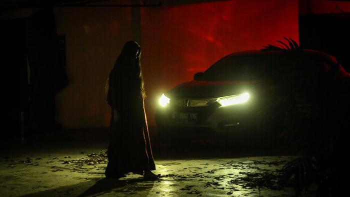 WAHANA MISTERI MENGGUNAKAN MOBIL Di kawasan Pesona Square, Depok, Jawa Barat, ada lho wahana drive thru dengan tema lorong misteri. Ada kuntilanak lho, hi....