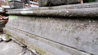 Pada beberapa nisan yang masih bisa terbaca tertera angka 1880 dan 1949. Hampir semua nisan itu berlumut, hanya beberapa makam saja yang terlihat tak berlumut dan beratap.  (Foto: Anggah/detikJateng)