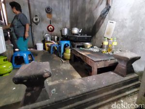 Potret Makam Tua dalam Rumah Warga Taman Sari Jogja