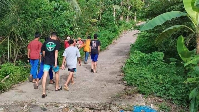 Warga tandu jenazah 25 kilometer di Mamuju, Sulbar. (dok. Istimewa) Warga tandu jenazah 25 kilometer di Mamuju, Sulbar. (dok. Istimewa)