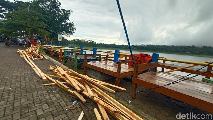 Warung di objek wisata Waduk Gunung Rowo, Pati, rusak disapu angin puting beliung, Kamis (17/11/2022).