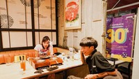 Widi juga sosok yang suka kulineran bareng teman dan sahabat. Salah satu momennya ketika makan di restoran shabu-shabu bersama rekan band. Foto: Instagram @widikidiwdkdw