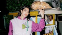 Ternyata, Widi juga hobi kulineran kaki lima. Momennya berpose di depan gerobak ketoprak ini mencuri perhatian. Foto: Instagram @widikidiwdkdw