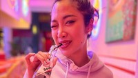 Widi juga suka makan di restoran berkonsep kontemporer. Gayanya ketika minum soda Badak tampak keren dengan latar restoran yang warna-warni. Foto: Instagram @widikidiwdkdw