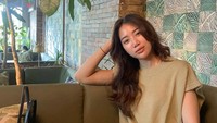 Wanita berusia 32 tahun ini tampak santai menikmati minuman segar di sebuah kafe. Ia terlihat menikmati segelas jus yang menyegarkan. Foto: Instagram @widikidiwdkdw