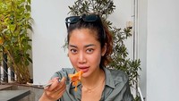 Momen makan di restoran sering diunggah oleh Widi Vierratale di Instagram. Saat itu, ia terlihat menikmati menu sarapan ala Barat. Foto: Instagram @widikidiwdkdw