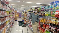 Gaya keren Widi Vierratale ketika belanja di supermarket. Ia berpose di tengah rak makanan ringan, permen, dan biskuit. Foto: Instagram @widikidiwdkdw
