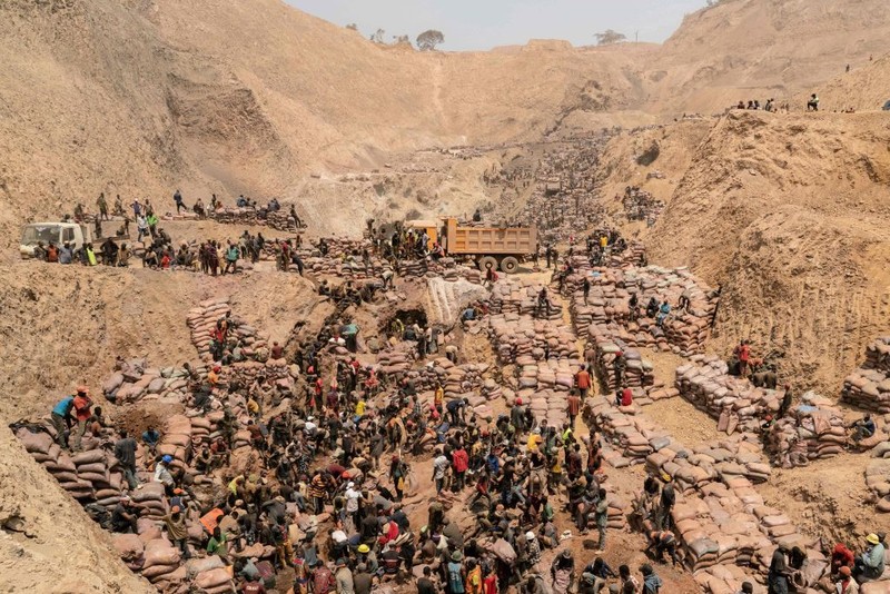 Artisanal miners carry sacks of ore at the Shabara artisanal mine near Kolwezi on October 12, 2022. - Some 20,000 people work at Shabara, in shifts of 5,000 at a time.
Congo produced 72 percent of the worlds cobalt last year, according to Darton Commodities. And demand for the metal is exploding due to its use in the rechargeable batteries that power mobile phones and electric cars.
But the countrys poorly regulated artisanal mines, which produce a small but not-negligeable percentage of its total output, have tarnished the image of Congolese cobalt. (Photo by Junior KANNAH / AFP) (Photo by JUNIOR KANNAH/AFP via Getty Images)