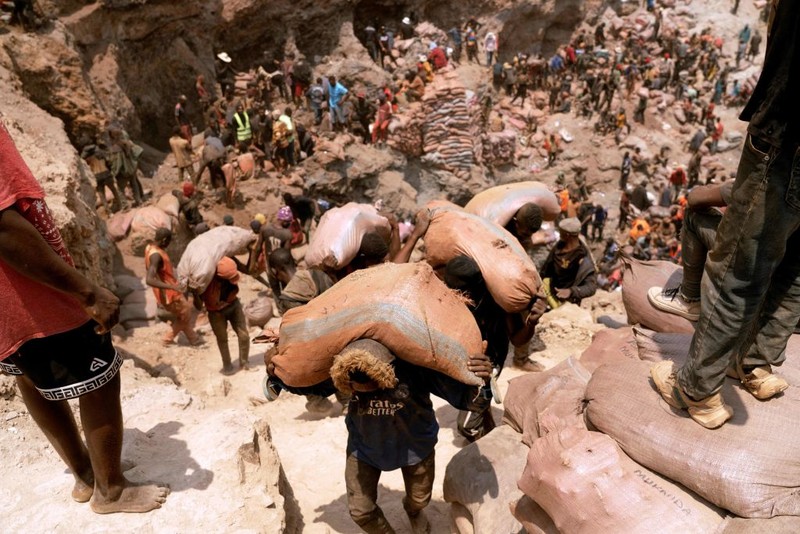 Artisanal miners carry sacks of ore at the Shabara artisanal mine near Kolwezi on October 12, 2022. - Some 20,000 people work at Shabara, in shifts of 5,000 at a time.
Congo produced 72 percent of the worlds cobalt last year, according to Darton Commodities. And demand for the metal is exploding due to its use in the rechargeable batteries that power mobile phones and electric cars.
But the countrys poorly regulated artisanal mines, which produce a small but not-negligeable percentage of its total output, have tarnished the image of Congolese cobalt. (Photo by Junior KANNAH / AFP) (Photo by JUNIOR KANNAH/AFP via Getty Images)