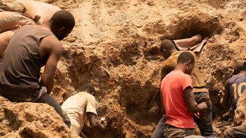 Dalam industri modern, kobalt memegang peranan penting dalam pembuatan ponsel. Dia adalah bahan baku untuk pembuatan baterai lithium. Foto: Junior Kannah/AFP/Getty Images