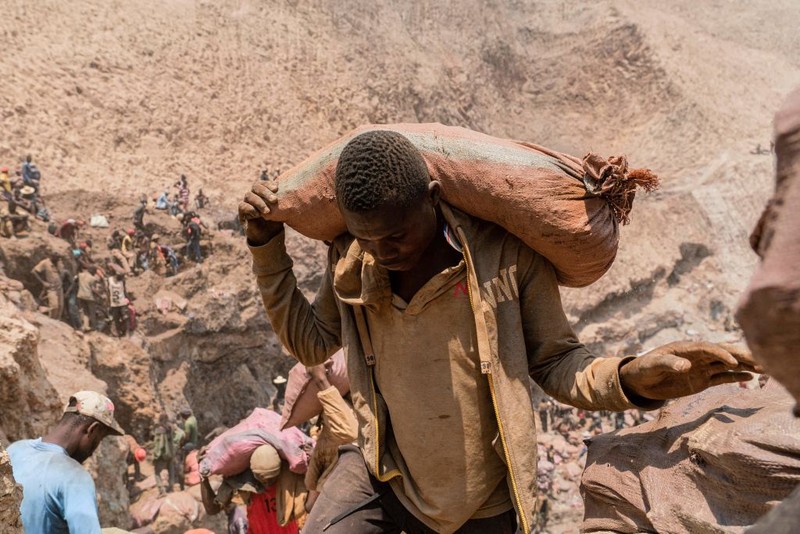 Artisanal miners carry sacks of ore at the Shabara artisanal mine near Kolwezi on October 12, 2022. - Some 20,000 people work at Shabara, in shifts of 5,000 at a time.
Congo produced 72 percent of the worlds cobalt last year, according to Darton Commodities. And demand for the metal is exploding due to its use in the rechargeable batteries that power mobile phones and electric cars.
But the countrys poorly regulated artisanal mines, which produce a small but not-negligeable percentage of its total output, have tarnished the image of Congolese cobalt. (Photo by Junior KANNAH / AFP) (Photo by JUNIOR KANNAH/AFP via Getty Images)