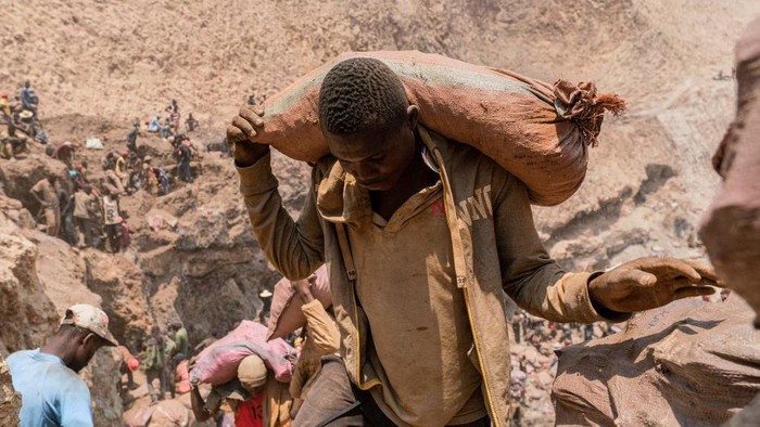 Artisanal miners carry sacks of ore at the Shabara artisanal mine near Kolwezi on October 12, 2022. - Some 20,000 people work at Shabara, in shifts of 5,000 at a time.
Congo produced 72 percent of the worlds cobalt last year, according to Darton Commodities. And demand for the metal is exploding due to its use in the rechargeable batteries that power mobile phones and electric cars.
But the countrys poorly regulated artisanal mines, which produce a small but not-negligeable percentage of its total output, have tarnished the image of Congolese cobalt. (Photo by Junior KANNAH / AFP) (Photo by JUNIOR KANNAH/AFP via Getty Images)