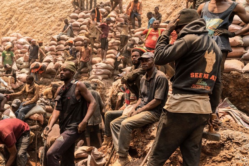 Artisanal miners carry sacks of ore at the Shabara artisanal mine near Kolwezi on October 12, 2022. - Some 20,000 people work at Shabara, in shifts of 5,000 at a time.
Congo produced 72 percent of the worlds cobalt last year, according to Darton Commodities. And demand for the metal is exploding due to its use in the rechargeable batteries that power mobile phones and electric cars.
But the countrys poorly regulated artisanal mines, which produce a small but not-negligeable percentage of its total output, have tarnished the image of Congolese cobalt. (Photo by Junior KANNAH / AFP) (Photo by JUNIOR KANNAH/AFP via Getty Images)