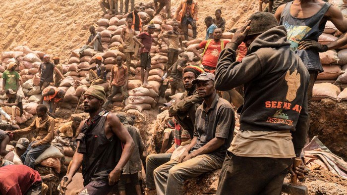 1244417469 Artisanal miners carry sacks of ore at the Shabara artisanal mine near Kolwezi on October 12, 2022. - Some 20,000 people work at Shabara, in shifts of 5,000 at a time.
Congo produced 72 percent of the worlds cobalt last year, according to Darton Commodities. And demand for the metal is exploding due to its use in the rechargeable batteries that power mobile phones and electric cars.
But the countrys poorly regulated artisanal mines, which produce a small but not-negligeable percentage of its total output, have tarnished the image of Congolese cobalt. (Photo by Junior KANNAH / AFP) (Photo by JUNIOR KANNAH/AFP via Getty Images)