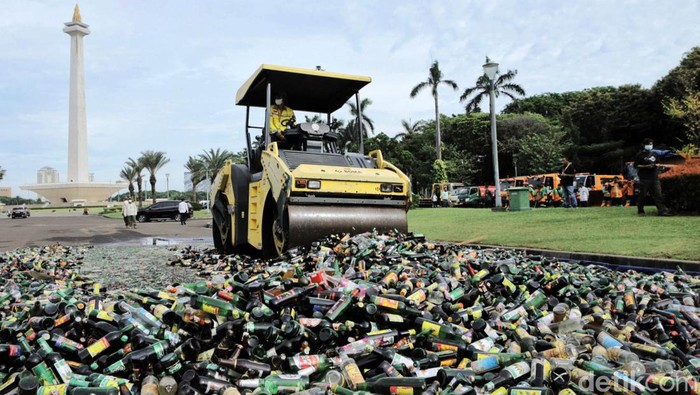 14 Ribu Miras Ilegal Dimunahkan di Monas Pemprov DKI Jakarta memusnahkan 14 ribu minuman beralkohol di kawasan Monas, Jakarta, Jumat (18/11/2022). Ini merupakan hasil penertiban selama tahun 2021.