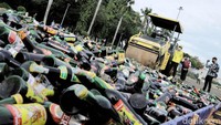 Ribuan botol minuman keras yang dimusnahkan itu merupakan hasil penertiban selama 2021.